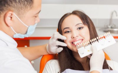 Dentista explica o passo a passo de como clarear os dentes em casa