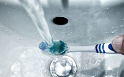 Como desinfetar a escova de dentes: dentista ensina o passo a passo