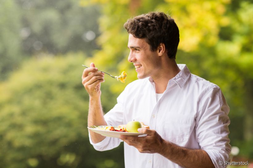 Entenda como a alimentação interfere na saúde e na cor dos dentes