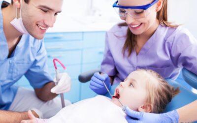 Crianças no dentista: odontopediatra conta benefícios do hábito