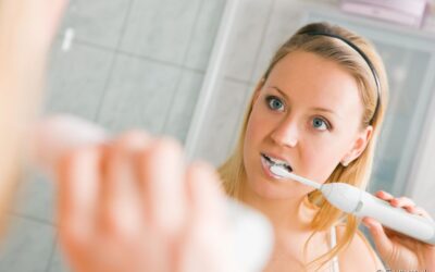 Escova de dente elétrica possui movimentos que facilitam escovação
