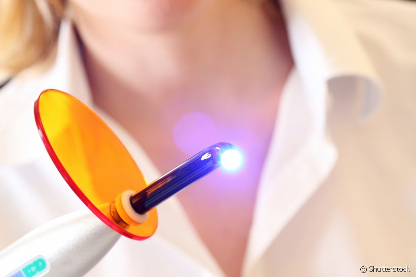 Dentista explica com é feita laserterapia no tratamento de aftas
