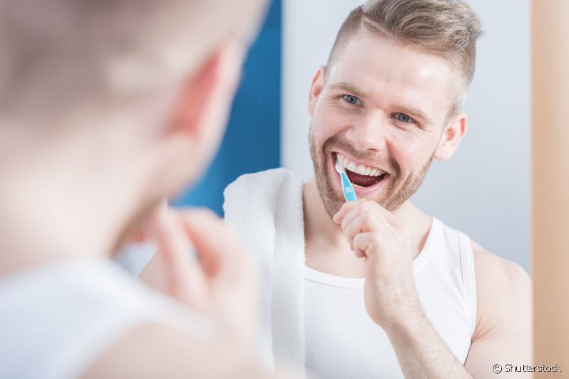 Saiba a importância de escovar a parte de trás dos dentes