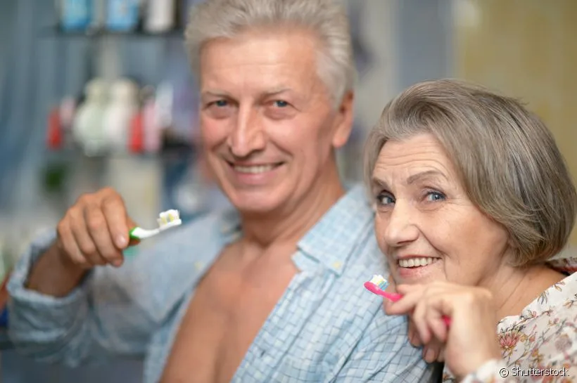 Usa implante dentário? Descubra como fazer a higiene bucal Usa implante dentário? Descubra como fazer a higiene bucal