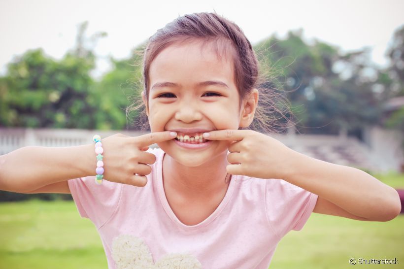 Falta de dentição na infância. Especialista explica por que isso acontece e como evitar o problema