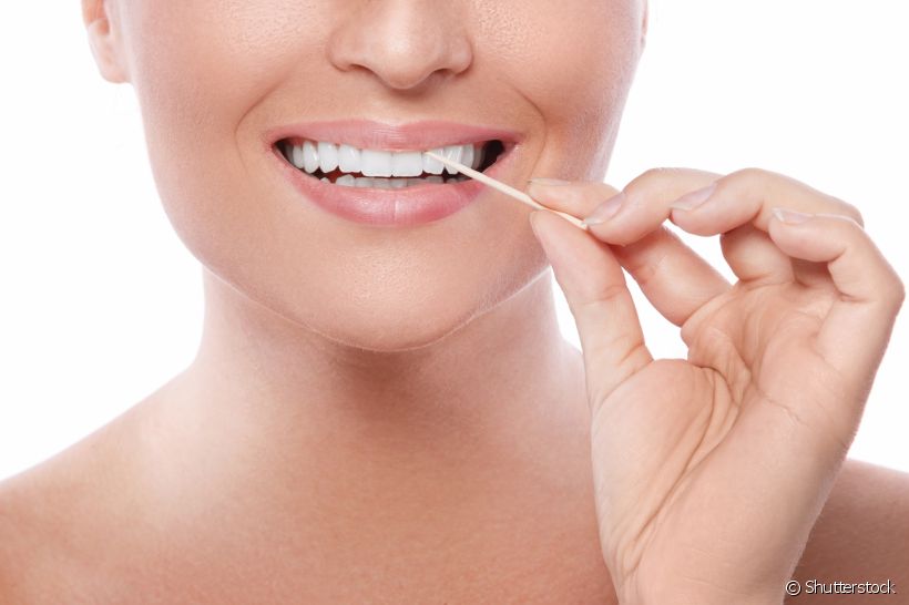 Palito de dente substitui o uso de fio dental?