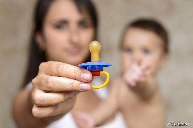 O uso da chupeta e dedo na boca pode entortar os dentes?