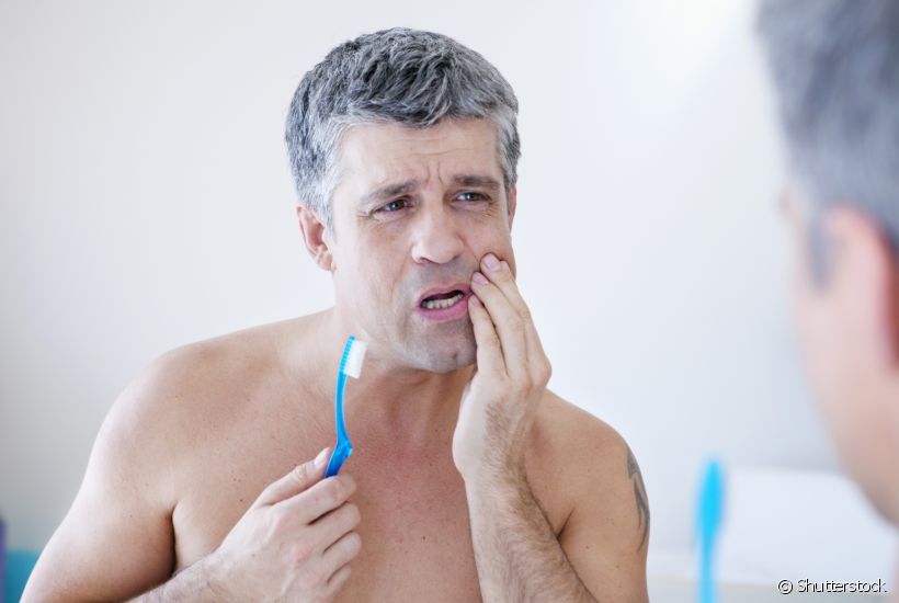 Dentista esclarece se é normal sentir dor ao escovar os dentes