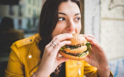 Alimentos industrializados causam mau hálito? Descubra