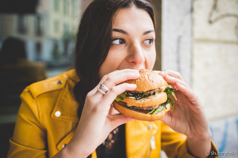 Alimentos industrializados causam mau hálito? Descubra