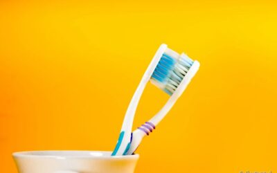 Guardar as escovas de dente juntas é um risco para a saúde bucal