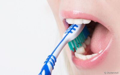 Entenda se compartilhar a escova de dente pode transmitir doenças