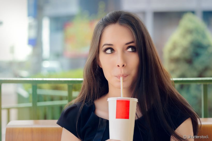 Refrigerante: entenda como a bebida pode desgastar os dentes