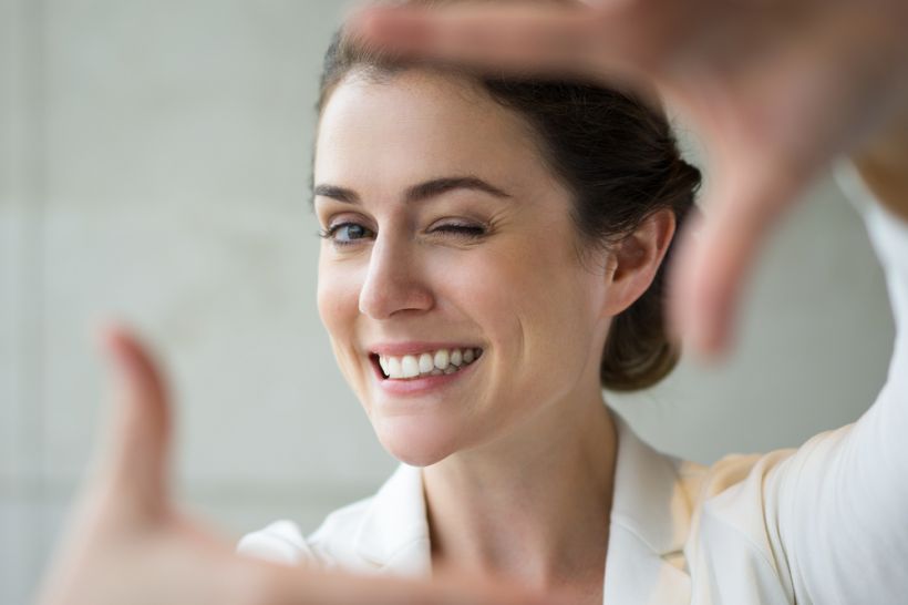 A erosão dentária pode deixar os dentes transparentes? Como tratar?