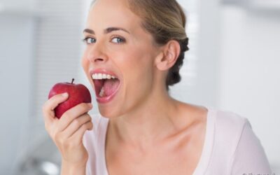 Entenda se é possível comer de tudo após fazer implante dentário