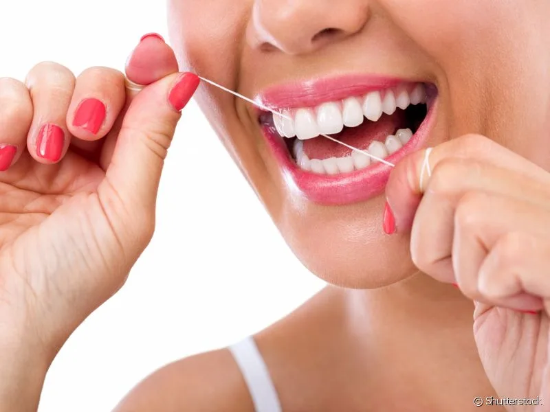 Saiba escovar o dente corretamente para evitar retração gengival