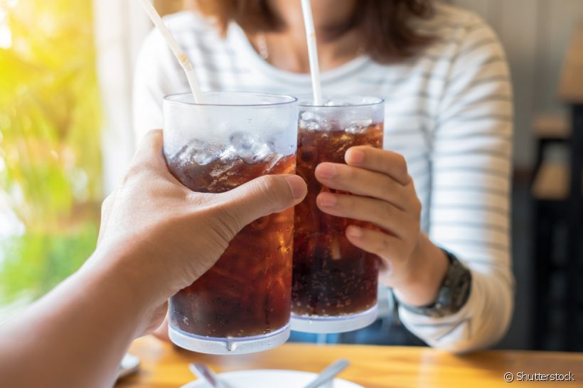 Refrigerantes podem ser os vilões para o seu clareamento dental