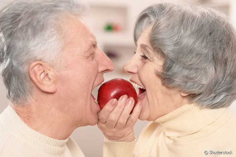 É possível comer normalmente com a prótese dentária?