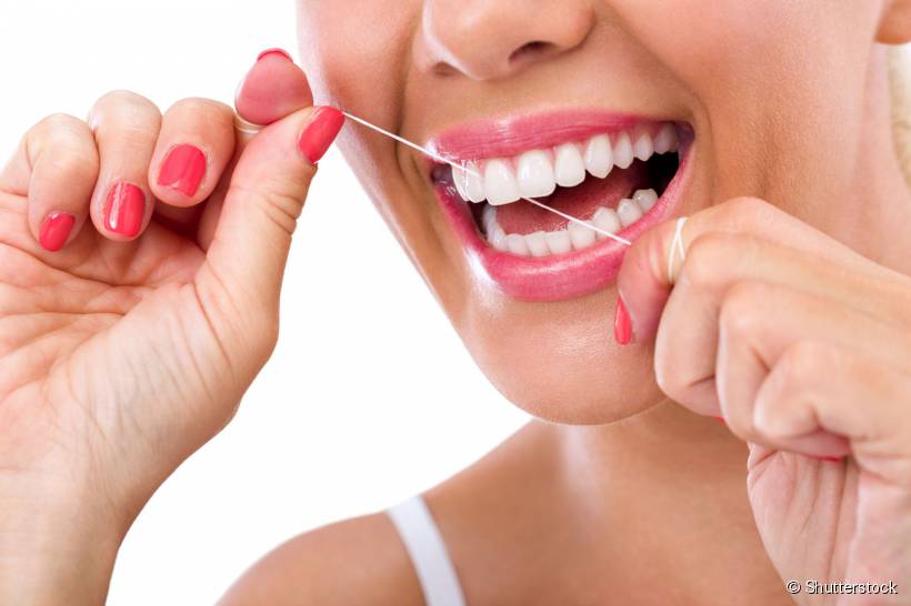 Saiba usar fio dental corretamente para ter uma limpeza eficaz