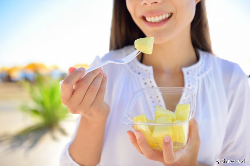 Língua cortada por alimentos ácidos: dentista explica sintoma