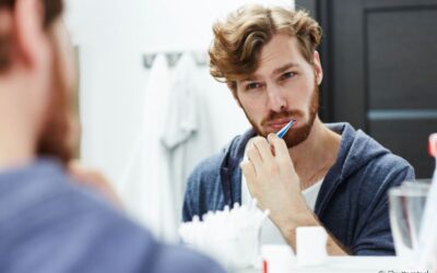 Escova de dentes caiu no chão. É arriscado continuar usando?