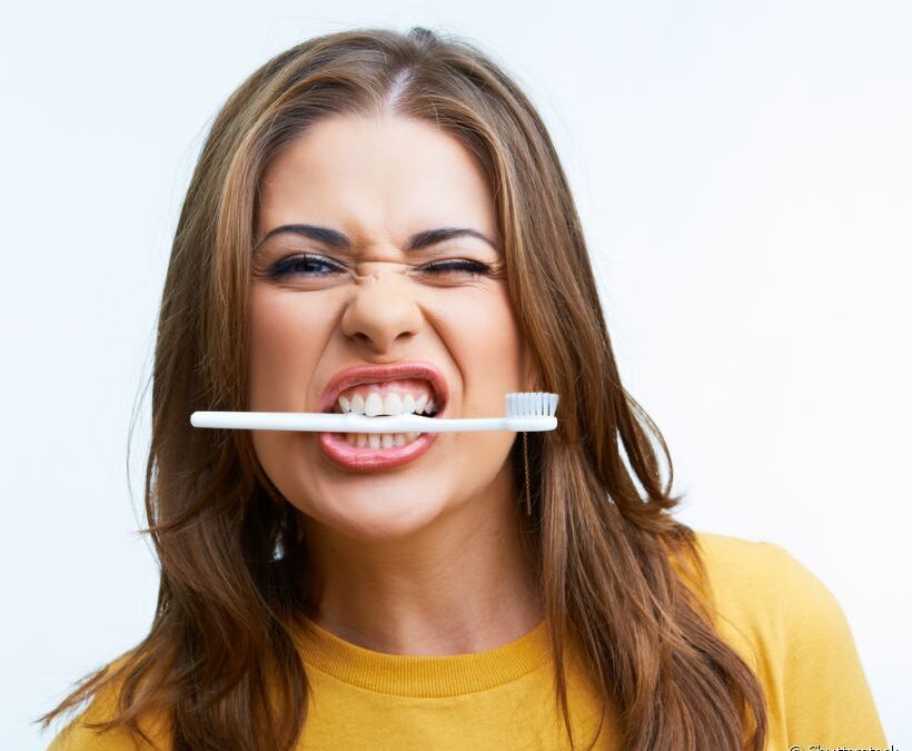 Veja como prevenir inchaço na gengiva com a higiene bucal correta