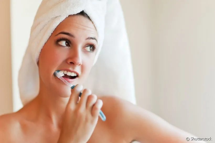 Escovas de cerdas finas não limpam os dentes totalmente. Mito ou verdade? Escovas de cerdas finas não limpam os dentes totalmente. Mito ou verdade?