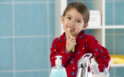 Saiba como ensinar a criança a escovar os dentes sozinha