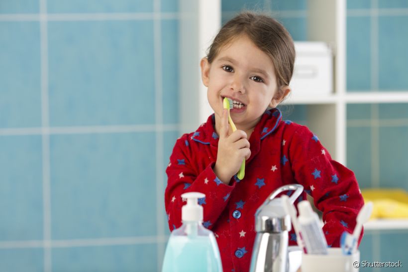 Saiba como ensinar a criança a escovar os dentes sozinha