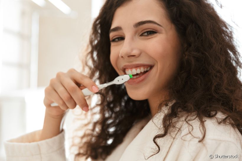 Os riscos de emprestar sua escova de dente para a saúde bucal