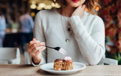 Que tal um docinho depois do almoço? Saiba se esse hábito pode estar prejudicando sua saúde bucal