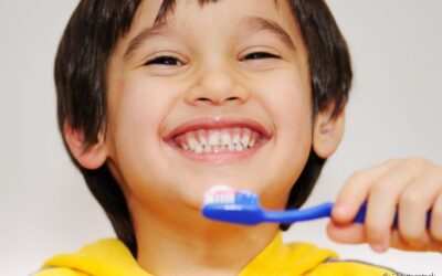 A importância da escova e creme dental na saúde bucal da criança