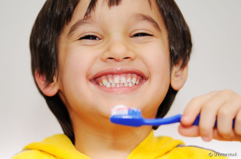 A importância da escova e creme dental na saúde bucal da criança