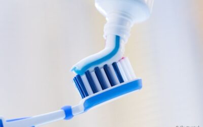 Limpando sua escova de dentes: veja quais métodos e dicas o dentista recomenda