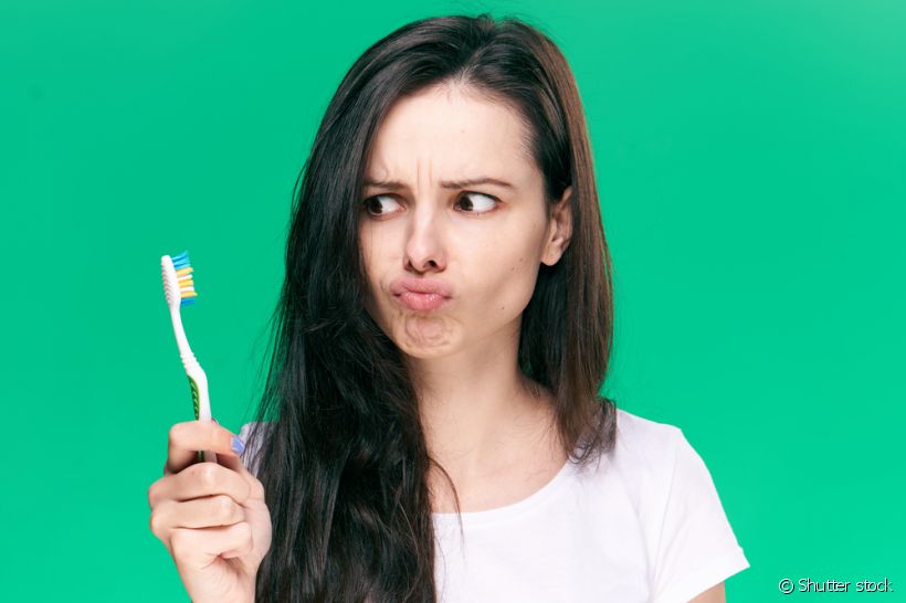 Escovar os dentes ao acordar é realmente necessário?