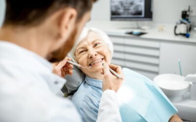 Próteses mal ajustadas podem provocar aftas? Dentista explica a questão