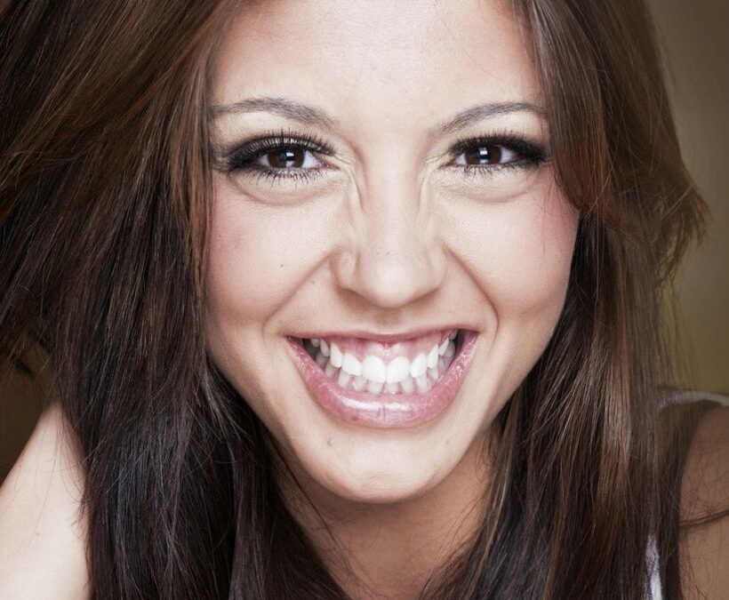 Quais as principais causas do sorriso gengival? Dentista explica os motivos por trás do desequilíbrio entre dentes e gengiva