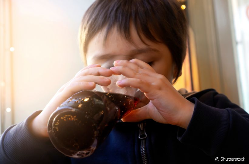 Os principais riscos do refrigerante para a saúde bucal infantil