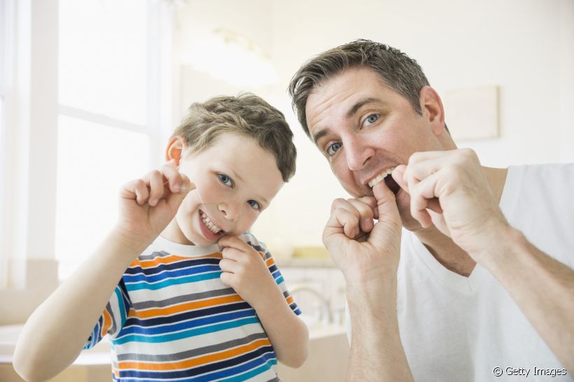 A importância do fio dental no kit de higiene bucal da criança