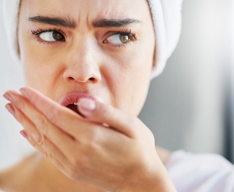 Mau hálito: 6 coisas que podem causar ou influenciar o problema!