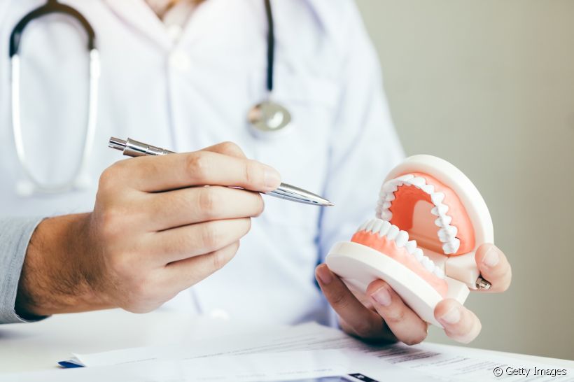 Como corrigir o desvio da linha média do dente? Especialista esclarece