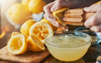 Suco de limão evita o mau hálito? Dentista explica
