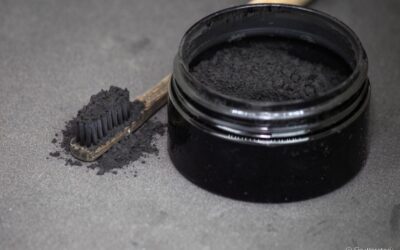 Devo usar carvão ativado puro para clarear os dentes?