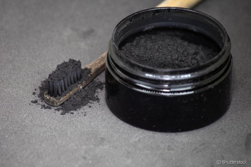 Devo usar carvão ativado puro para clarear os dentes?