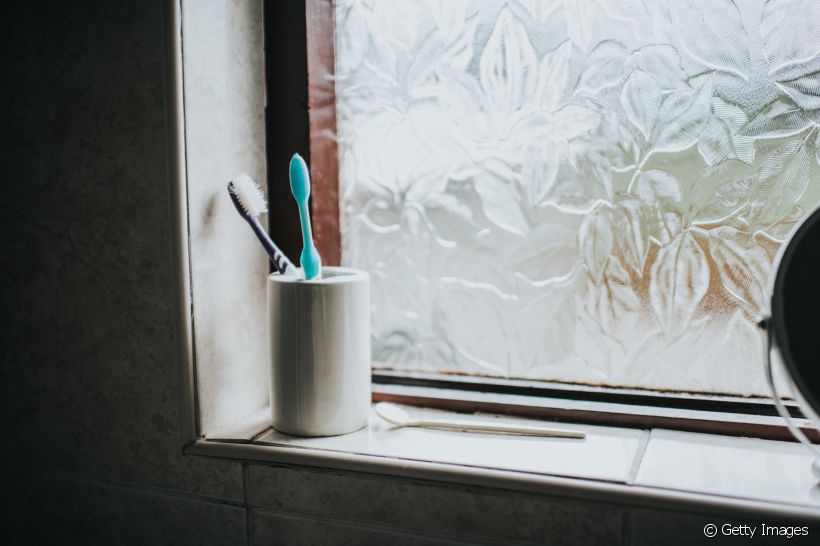 Escovas de cerdas duras podem trazer riscos para a sua saúde bucal. Entenda o porquê!