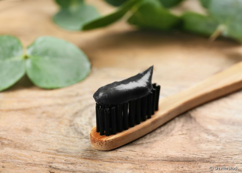 Dentes mais brilhantes: creme dental com carvão ativado é tendência para higiene bucal