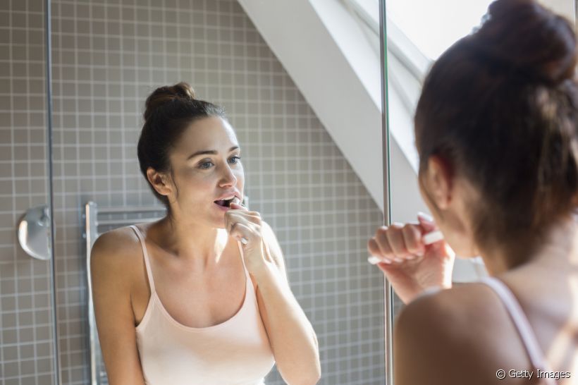 Entenda a relação entre escovar bem os dentes e ter cárie