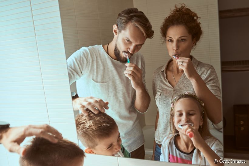 Escova dental elétrica: da infância à fase adulta, saiba como usar o acessório de higiene bucal