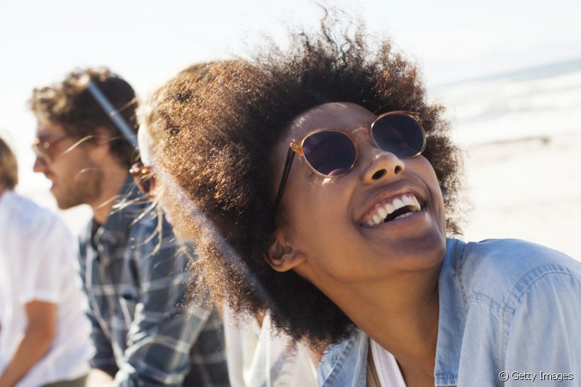 Água oxigenada ajuda a clarear os dentes? Especialista esclarece