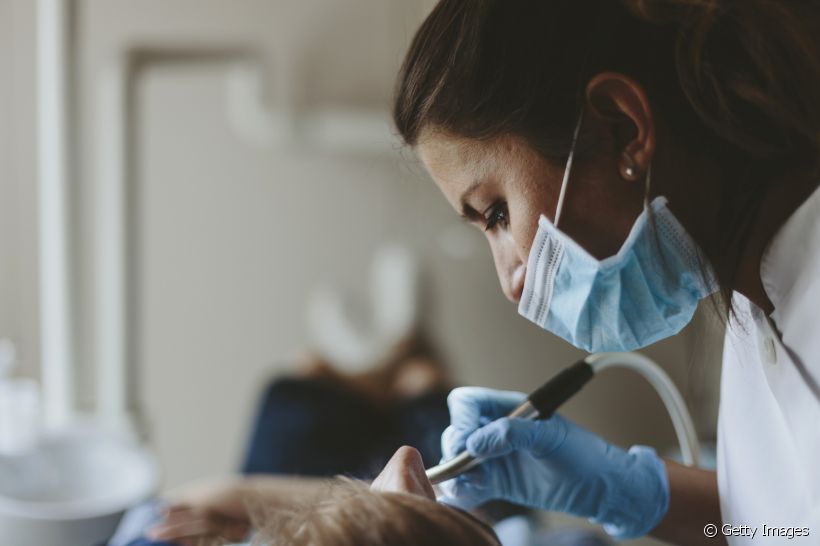Problemas gengivais: dentista comenta causas, tratamento e prevenção